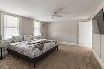 Image de Cozy, charming near Downtown