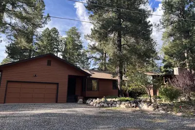 Image de Cozy Forest Retreat- Family Friendly and Pets Welcome.