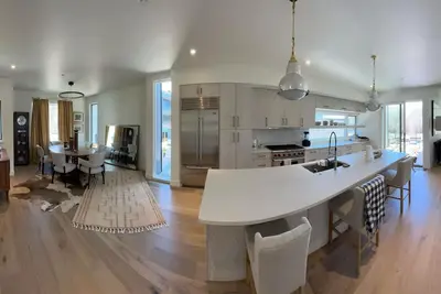 Image de On The Water, Newly Built Three King, One Twin, View And Location! May 30 Day Stay