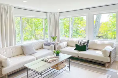Cozy, Quiet, Sunny Southampton Dream. Five minute walk to the beach!