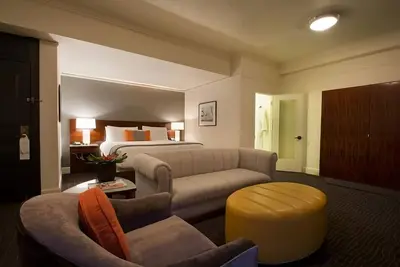 Image de Luxury Br with King Bed! Close to The Oregon History Museum! Pets Allowed! Gym!