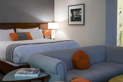 Image de Short Drive to Providence Park! Fitness Center! Virtual Concierge! Large Suite!