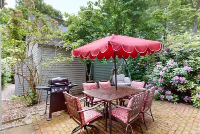 Image de Dog-friendly, two-story condo with community pool - close to Mashpee Town Beach