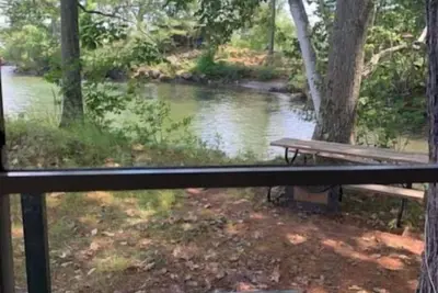 Image de The Little Red Cottage Riverfront 2br 1ba Ac