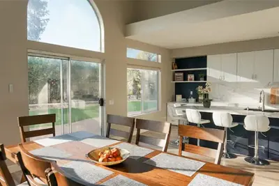 Image de Cozy & Spacious 4 Bdr, 6 Bed Home Near Wineries