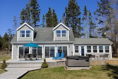 Image de Welcome to beautiful Yellow Tent Cottage, Pei - your ocean-side vacation home! ! !