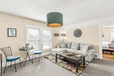 Image de New! Historic Gem Steps To The Square!