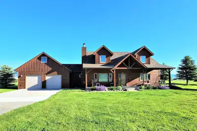 Image de Private Road w/ Mts Views from the Hot Tub at this Paradise Valley Luxury Home
