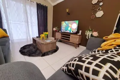 Image de Modern, Stylish 4-Br Home Cherry Gardens Kingston