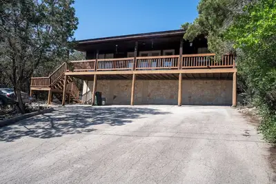 Image de Rustic two bedroom home nestled on Cedar Ridge Lane.