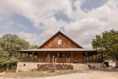 Image de Great Vacation Home with wrap around porch