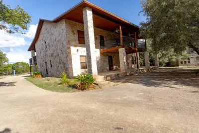 Image de Large Lodge located in Mountain Valley