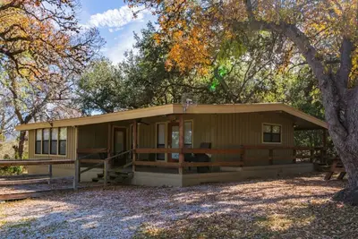 Image de Relax under the trees or take a walk to the Frio River!