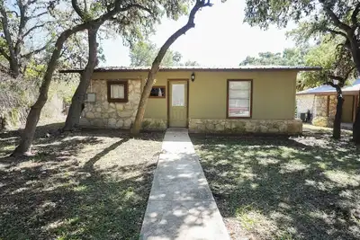 Image de Quaint cabin located on the Frio River
