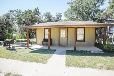 Image de Quaint cabin located near the Frio River
