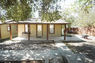 Image de Quaint cabin located near the Frio River