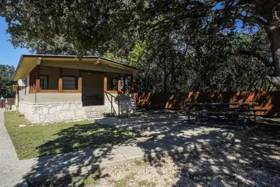 Image de Quaint cabin located near the Frio River