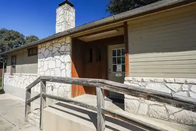 Image de Quaint cabin located near the Frio River