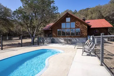 Image de Texas Farmhouse! Close to river access + private pool