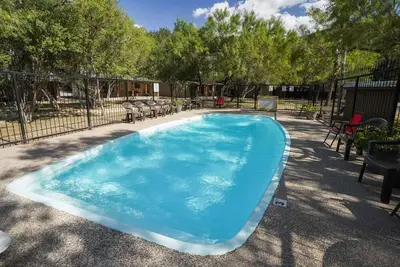 Image de Walking distance to the Frio River, access to shared pool
