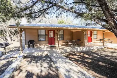 Image de Frio Country Resort - Within walking distance to the Frio River!