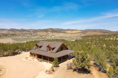 Image de Pinyon Ridge Ranch Near Zion National Park. Private Hot Tub, incredible stargazi