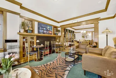 Image de Twin Lions Lodge • Private Hotel w/ Speakeasy