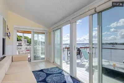 Image de Waterfront Historic Home in Tiverton, Ri