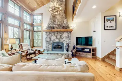 Image de Stratton TreeTop condo with private hot tub, fireplace, decks & mountain view