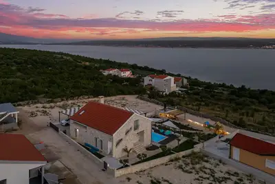 Image de Maison pour la famille avec la piscine Maslenica, Novigrad (K-20492)