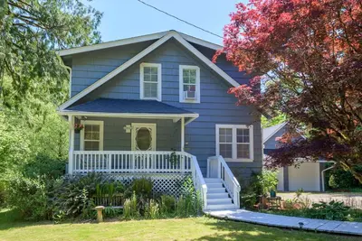 Image de New Listing! Beautiful riverfront farm style home with amazing views and hot tub