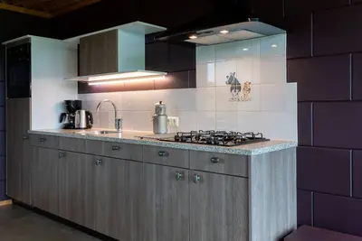 Image de Bungalow avec cheminée décorative, à la ferme