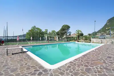 Image de Mobile home 'Eurovil 2' avec vue sur lac, Wi-Fi et climatisation
