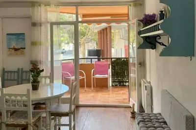 Image de Tourist area centrally located 2 min walk to the beach.