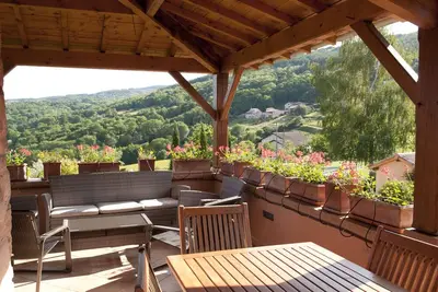 Image de La Roche Ferme 5 chambres avec terrasse et accès à une piscine commune