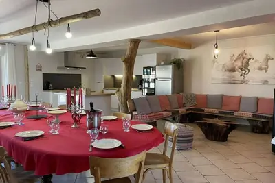 Image de 140m2 pour 15 personnes, piscine et animaux bienvenus