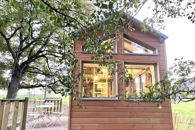 Image de Jolie Tiny House sous les grands arbres, proche Puy du Fou piscine!