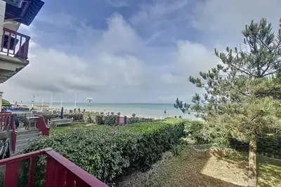 Image de Maison Mitoyenne en Front de Mer avec Jardin, Centre de Jullouville, Accès Direct Plage