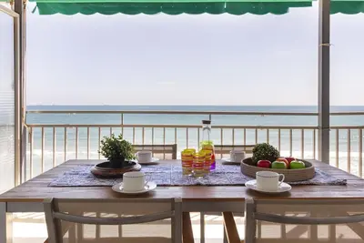 Image de Appartement en bord de mer avec terrasse, climatisation et WiFi à La Pineda