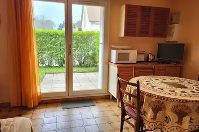 Image de Appartement cosy 4 pers, jardin privé, accès direct plage, proche commerces, parking inclus