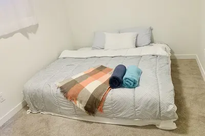 Image de cozy room in a two bedroom basement apartment. 10 mins from Yyc airport.