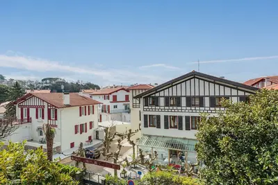 Image de Appartement à 200 m de la plage avec terrasse et parking, au cœur des commerces et restaurants