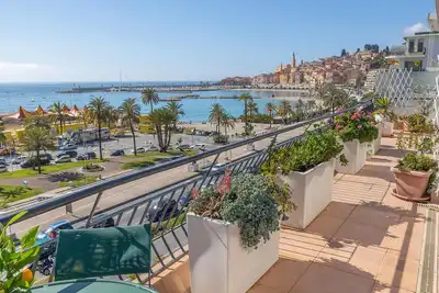 Image de Magnifique 3p climatisé en dernier étage avec terrasse face mer, proche centre Menton