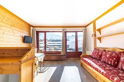 Image de À 10m des pistes de ski, Rez-de-chaussée, terrasse, télévision, casier à ski, 28m², Tignes
