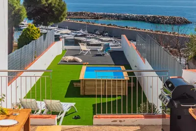 Image de Maison Familiale avec Terrasse, Patio et Piscine Privée - Près Plage et Commerces