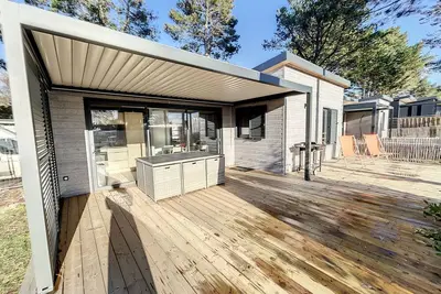 Image de Chalet cosy avec terrasse, 6 couchages, piscine chauffée, proche plage et commerces