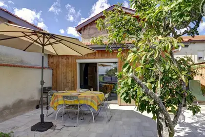 Image de Gîte confort à Balbigny : 2 chambres, terrasse, jeux, équipements modernes, charges incluses
