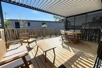 Image de Chalet de Standing avec Piscine Chauffée, à 300m de la Plage - 6 Couchages, WiFi Gratuit