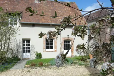 Image de Élégante maison rénovée en campagne, proche de Dreux et Chartres, avec 2 chambres accueillantes.