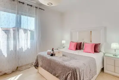 Luxueux Appartement 4 Chambres avec Terrasses au Cœur d'Estepona